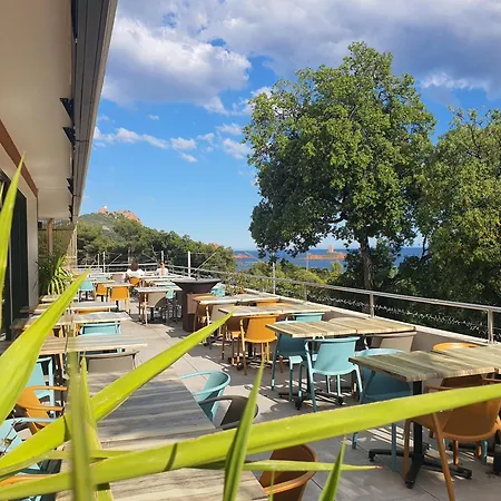 Kamp alanı De Gamme Vue Piscine Et *
