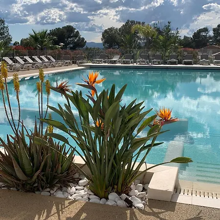 De Gamme Vue Piscine Et Kamp alanı